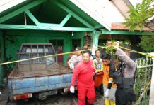 Petugas mengevakuasi korban kebakaran di Miji Kota Mojokerto, Selasa (3/12/2024). InilahMojokerto/Tyan/