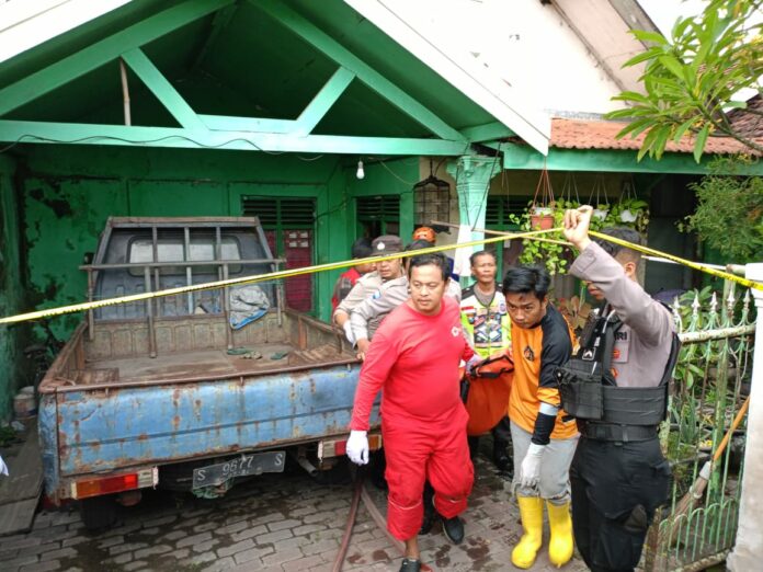 Petugas mengevakuasi korban kebakaran di Miji Kota Mojokerto, Selasa (3/12/2024). InilahMojokerto/Tyan/