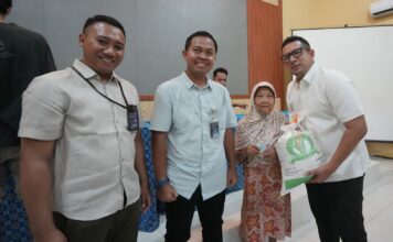 Ribuan KPM di Kota Mojokerto Terima Bantuan Pangan 10 Kilogram Beras Pj Wali Kota Mojokerto, M Ali Kuncoro (kanan) menyerahkan secara simbolis bantuan pangan, Rabu (4/12/2024).