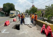 Box culvert di jalan nasional Mojokerto berlubang