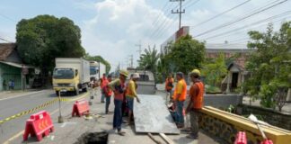 Box culvert di jalan nasional Mojokerto berlubang