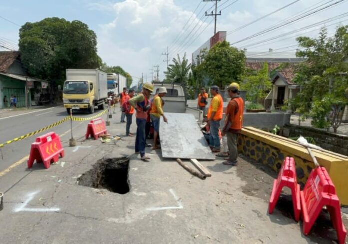 Box culvert di jalan nasional Mojokerto berlubang