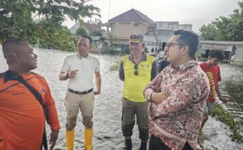 Atasi Banjir, Pemkot Mojokerto Gunakan Pompa Pj Wali Kota Mojokerto M Ali Kuncoro (kanan) saat meninjau banjir