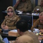 Bupati Mojokerto Ikfina Fahmawati memimpin rapat pengendalian Inflasi jelang akhir tahun.