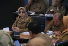 Bupati Mojokerto Ikfina Fahmawati memimpin rapat pengendalian Inflasi jelang akhir tahun.