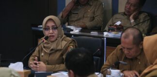 Bupati Mojokerto Ikfina Fahmawati memimpin rapat pengendalian Inflasi jelang akhir tahun.