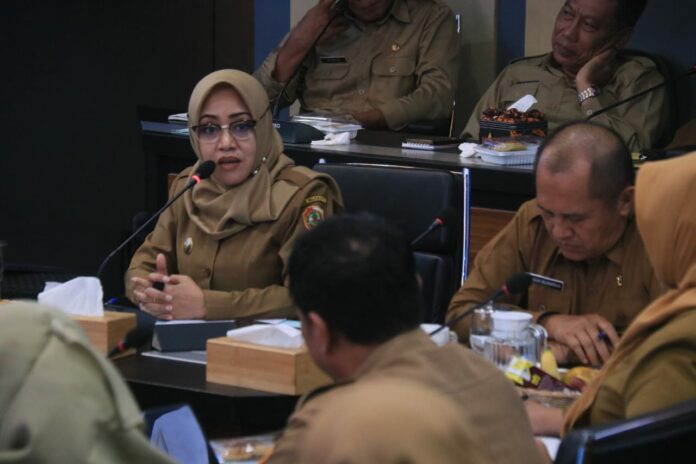 Bupati Mojokerto Ikfina Fahmawati memimpin rapat pengendalian Inflasi jelang akhir tahun.