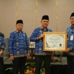 Pemkab Mojokerto menerima prestasi penerapan budaya kerja yang selaras dengan core values ASN BerAKHLAK.