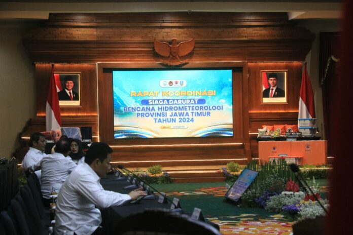 Rapat koordinasi kesiapsiagaan bencana hidrometeorologi di gedung negara Grahadi Surabaya.