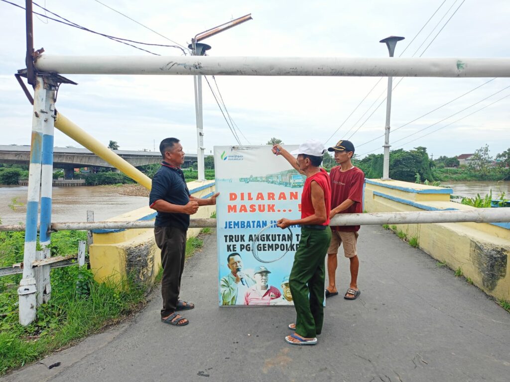 Penutupan Jembatan Pagerluyung yang menjadi jalur alternatif penghubung Desa/Kecamatan Gedeg, Kabupaten Mojokerto dengan Desa Karangri, Kecamatan Kesamben, Jombang,