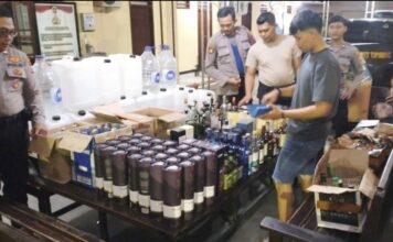 Ini Puluhan Merk Miras yang Disita Polres Mojokerto Kota di Pabrik Rumahan Jetis