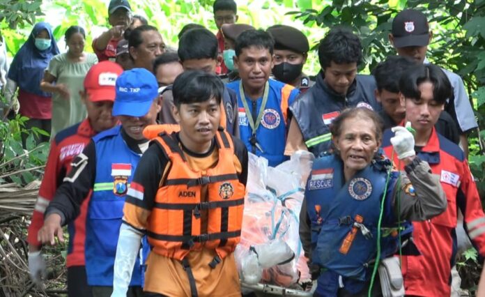 Evakuasi mayat laki-laki bertato di Sungai Brantas Mojokerto