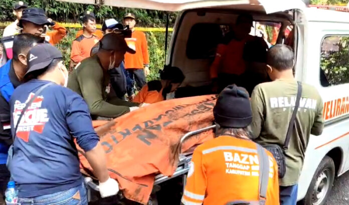 Evakuasi Jenazah Korban Longsor Cangar Proses evakuasi jenazah korban longsor satu keluarga penumpang mobil pikap di Jalur alternatif wisata Cangar, Pacet, Mojokerto-Batu, Jumat (4/4/2025).