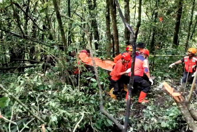 Evakuasi Korban longsor cangar 1