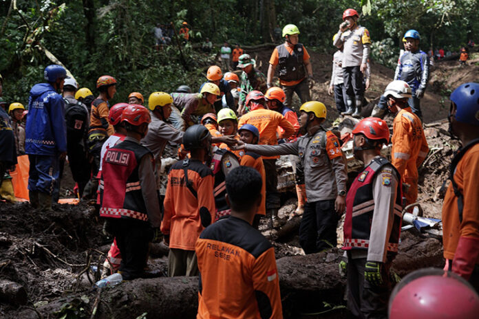 Evakuasi korban longsor Cangar