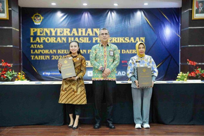 Walikota Mojokerto Ika Puspitasari bersama Ketua DPRD Kota Mojokerto Ery Purwanti saat menerima penghargaan dari BPK