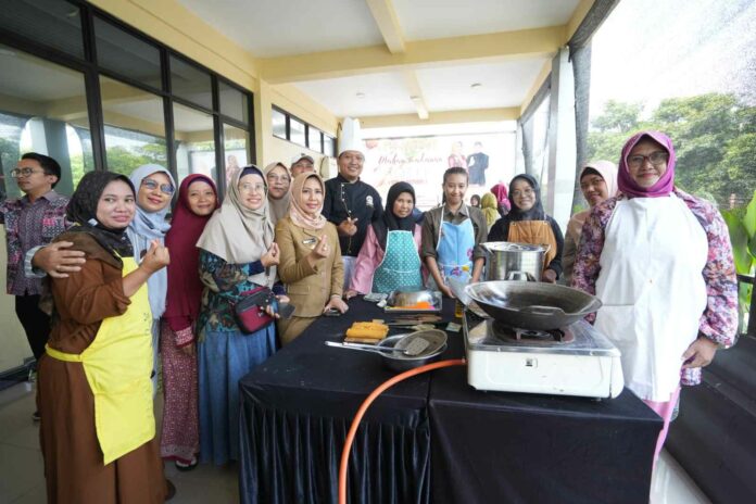 Wali Kota Mojokerto Ika Puspitasari saat meninjau Pelatihan Olahan Makanan dari Seafood di Gedung PLUT Maja Citra Kinarya, Selasa (6/5)