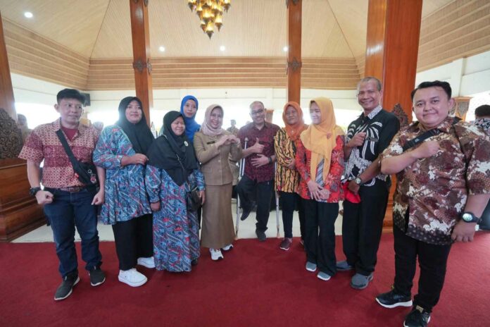 Wali Kota Mojokerto Ning Ita saat melepas rombongan studi edukasi ke Pasuruan dan Malang dari Pendapa Sabha Kridatama, Rumah Rakyat Kota Mojokerto, Selasa (6/5)