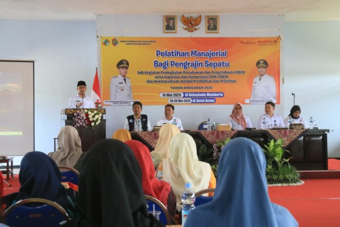 Bupati Mojokerto Albarra saat menyampaikan pidatonya di Pelatihan Manajerial Pengrajin Sepatu UMKM Kabupaten Mojokerto