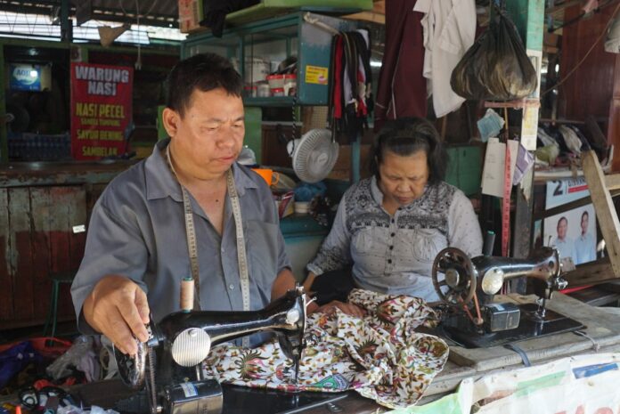 Penjahut pakaian di pasar tanjung