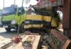 Truk muat genteng menabrak rumah di Dusun Jatisumber, Desa Watesumpak, Kecamatan Trowulan, Kabupaten Mojokerto, pada Sabtu (2/8/2025). IM.com/Karimatul Maslahah/