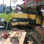 Truk muat genteng menabrak rumah di Dusun Jatisumber, Desa Watesumpak, Kecamatan Trowulan, Kabupaten Mojokerto, pada Sabtu (2/8/2025). IM.com/Karimatul Maslahah/