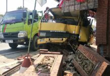 Truk muat genteng menabrak rumah di Dusun Jatisumber, Desa Watesumpak, Kecamatan Trowulan, Kabupaten Mojokerto, pada Sabtu (2/8/2025). IM.com/Karimatul Maslahah/