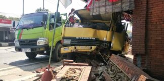 Truk muat genteng menabrak rumah di Dusun Jatisumber, Desa Watesumpak, Kecamatan Trowulan, Kabupaten Mojokerto, pada Sabtu (2/8/2025). IM.com/Karimatul Maslahah/