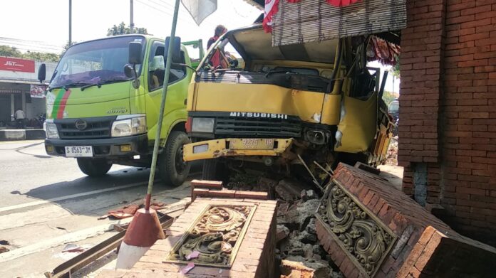 Truk muat genteng menabrak rumah di Dusun Jatisumber, Desa Watesumpak, Kecamatan Trowulan, Kabupaten Mojokerto, pada Sabtu (2/8/2025). IM.com/Karimatul Maslahah/