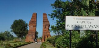 Gapura Wringin Lawang di sore hari. IM.com/Karimatul Maslahah/