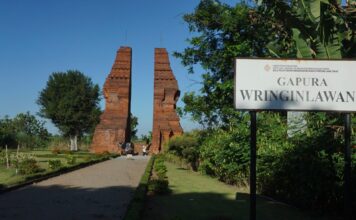 Gapura Wringin Lawang di sore hari. IM.com/Karimatul Maslahah/