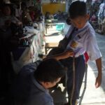 Penjahit mengukur seragam sekolah di Kota Mojokerto. IM.com/Karimatul Maslahah/