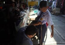Penjahit mengukur seragam sekolah di Kota Mojokerto. IM.com/Karimatul Maslahah/