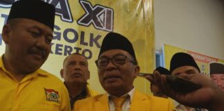 Ketua DPD Partai Golkar Mojokerto, Winajat (tengah). IM.com/Karimatul Maslahah/