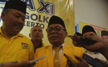 Ketua DPD Partai Golkar Mojokerto, Winajat (tengah). IM.com/Karimatul Maslahah/