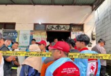 Proses evakuasi korban pemilik toko fotokopi di Dlanggu Mojokerto, Kamis (7/8/2025). IM.com/Karimatul Maslahah/