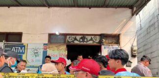Proses evakuasi korban pemilik toko fotokopi di Dlanggu Mojokerto, Kamis (7/8/2025). IM.com/Karimatul Maslahah/