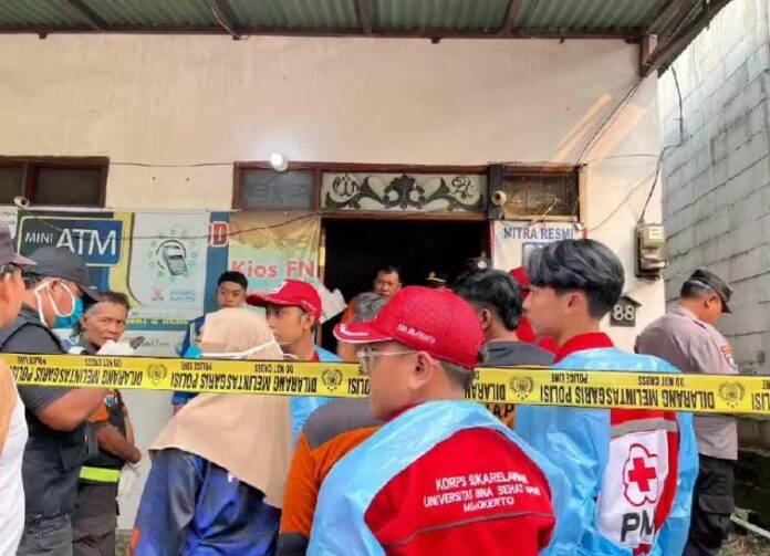 Proses evakuasi korban pemilik toko fotokopi di Dlanggu Mojokerto, Kamis (7/8/2025). IM.com/Karimatul Maslahah/