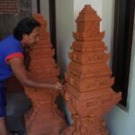 Dedi Setiawan (39) menyelesaikan pembuatan Terakota candi di Trowulan. IM.com/Karimatul Maslahah/