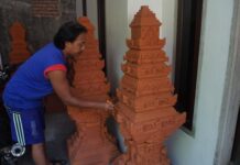 Dedi Setiawan (39) menyelesaikan pembuatan Terakota candi di Trowulan. IM.com/Karimatul Maslahah/