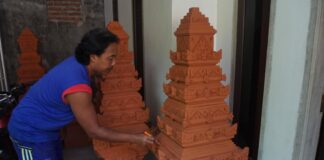 Dedi Setiawan (39) menyelesaikan pembuatan Terakota candi di Trowulan. IM.com/Karimatul Maslahah/