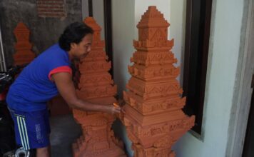 Dedi Setiawan (39) menyelesaikan pembuatan Terakota candi di Trowulan. IM.com/Karimatul Maslahah/