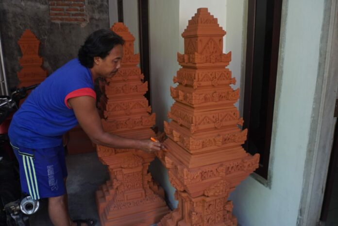 Dedi Setiawan (39) menyelesaikan pembuatan Terakota candi di Trowulan. IM.com/Karimatul Maslahah/