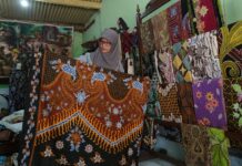 Sri Mujiatin pemilik butik Batik Cempaka saat menunjukkan hasil karyanya. IM.com/Karimatul Maslahah/