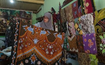 Sri Mujiatin pemilik butik Batik Cempaka saat menunjukkan hasil karyanya. IM.com/Karimatul Maslahah/