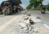 Bola beton trotoar pecah di Jalan R.A. Basuni, Sooko, Kabupaten Mojokerto./Karimatul Maslahah/