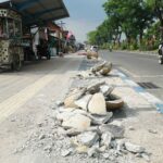 Bola beton trotoar pecah di Jalan R.A. Basuni, Sooko, Kabupaten Mojokerto./Karimatul Maslahah/