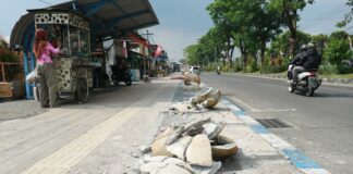 Bola beton trotoar pecah di Jalan R.A. Basuni, Sooko, Kabupaten Mojokerto./Karimatul Maslahah/