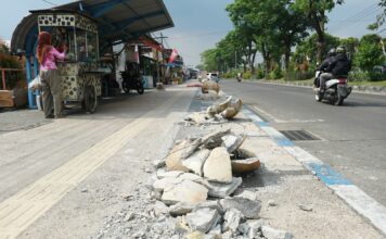 Bola beton trotoar pecah di Jalan R.A. Basuni, Sooko, Kabupaten Mojokerto./Karimatul Maslahah/