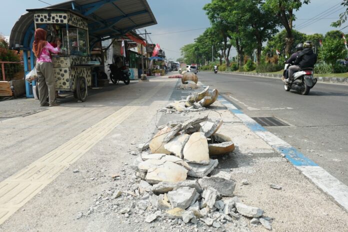 Bola beton trotoar pecah di Jalan R.A. Basuni, Sooko, Kabupaten Mojokerto./Karimatul Maslahah/